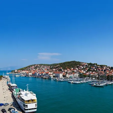Apartment In With Sea View, Balcony, Air Conditioning, Wi-fi Slatine
